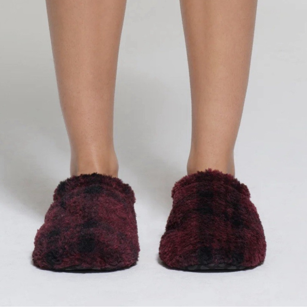 SKIMS Fleece Sleep Unisex Slippers, Size 37